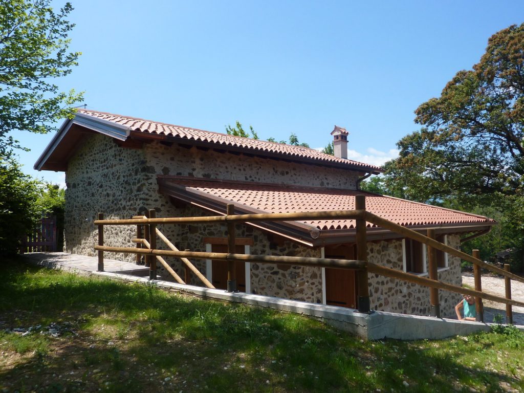 Casa in collina in legno a chiuppano, vicenza. ristrutturazione ... Ville in pietra e legno